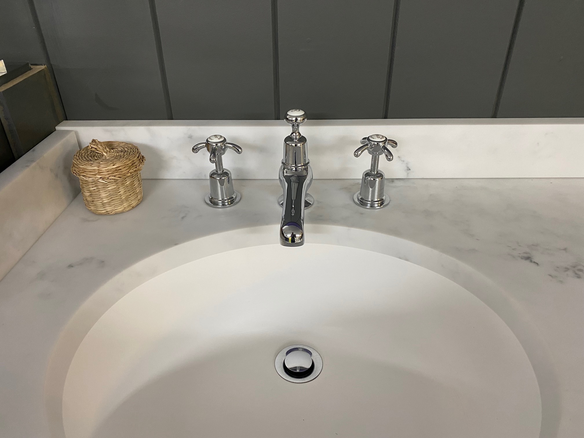 *Ex-display* Burlington 100 Curved Vanity Unit & Minerva Carrara Worktop - Left Hand & Taps - Image 4